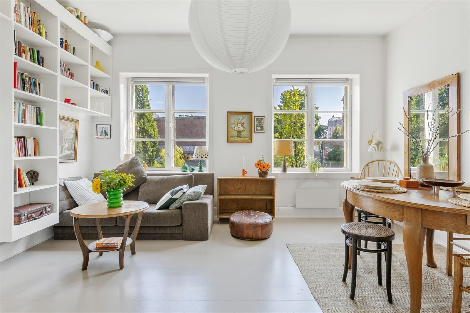 God plass til sofagruppe, tilhørende sofabord og mediemøbler. Store vindusflater som slipper inn rikelig med dagslys. Galleribilde
