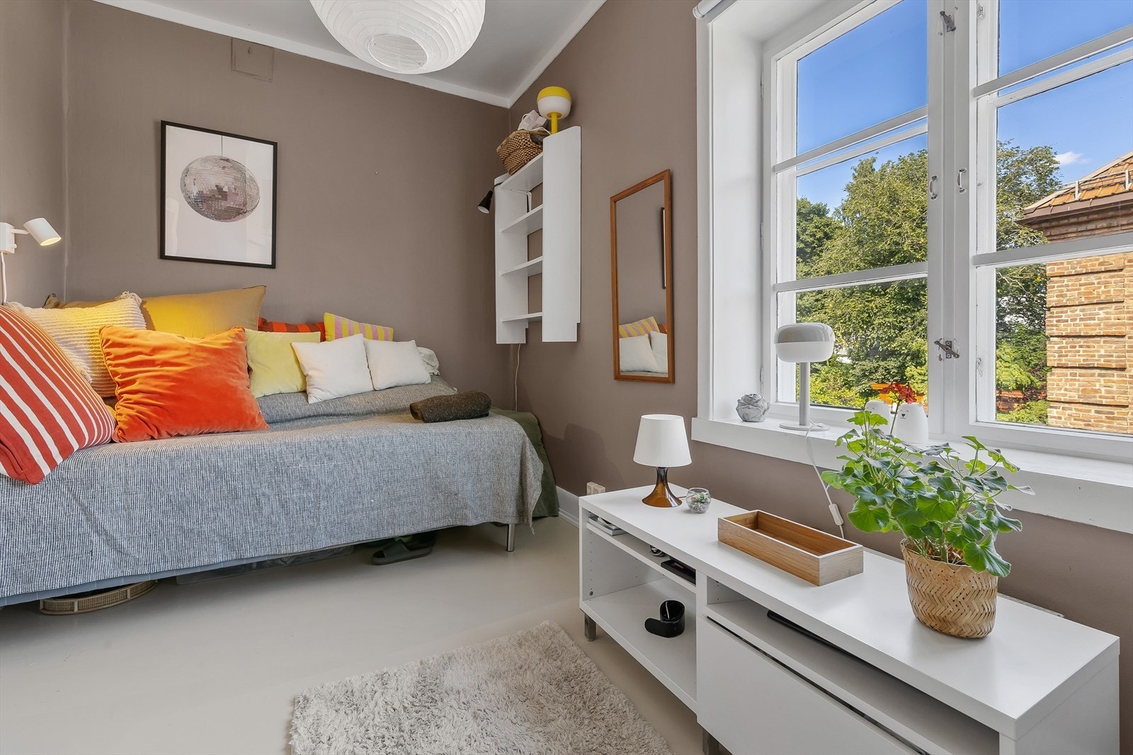 Soverommet har et garderobeskap med god plass til oppbevaring. Galleribilde