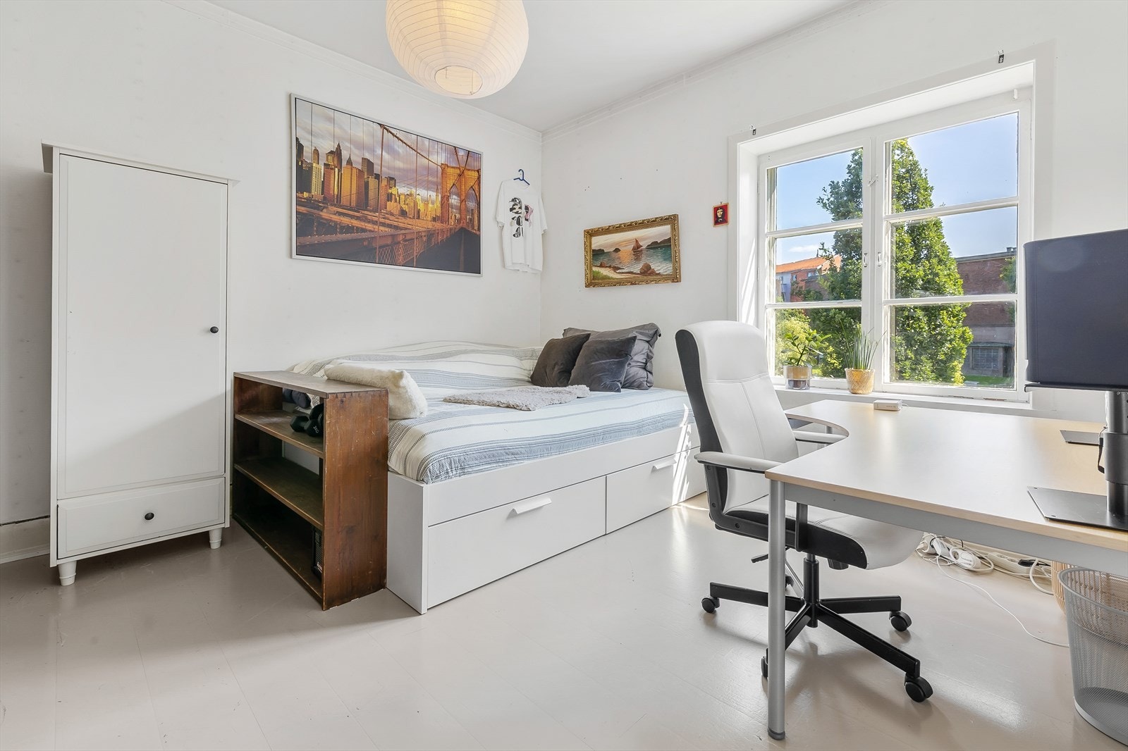 Hovedsoverom av god størrelse med god plass til dobbeltseng og tilhørende møblement. Galleribilde