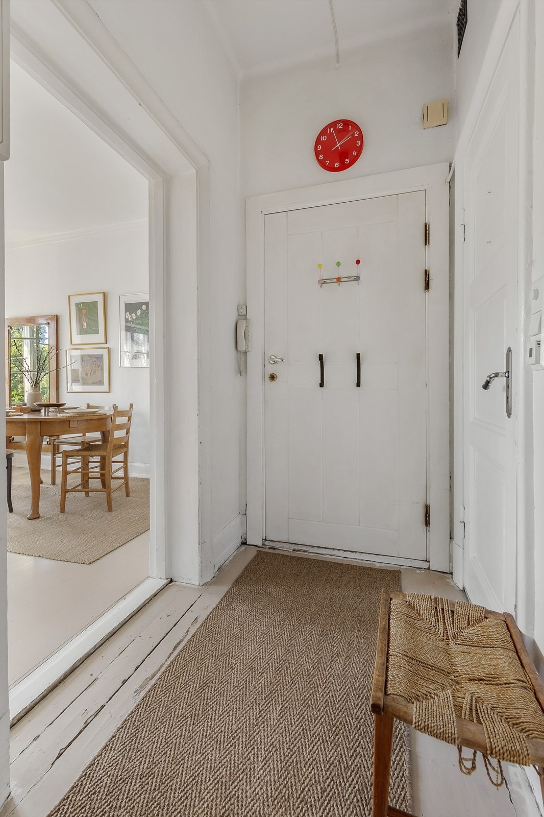 Velkommen inn! Entré med plass for å henge fra seg yttertøy og sette fra seg sko. Galleribilde