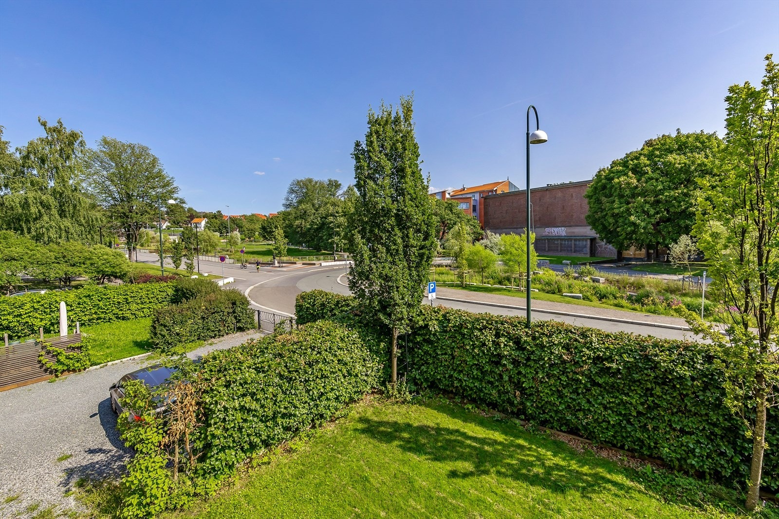 Grønn og frodig utsikt fra stuevinduet. Galleribilde