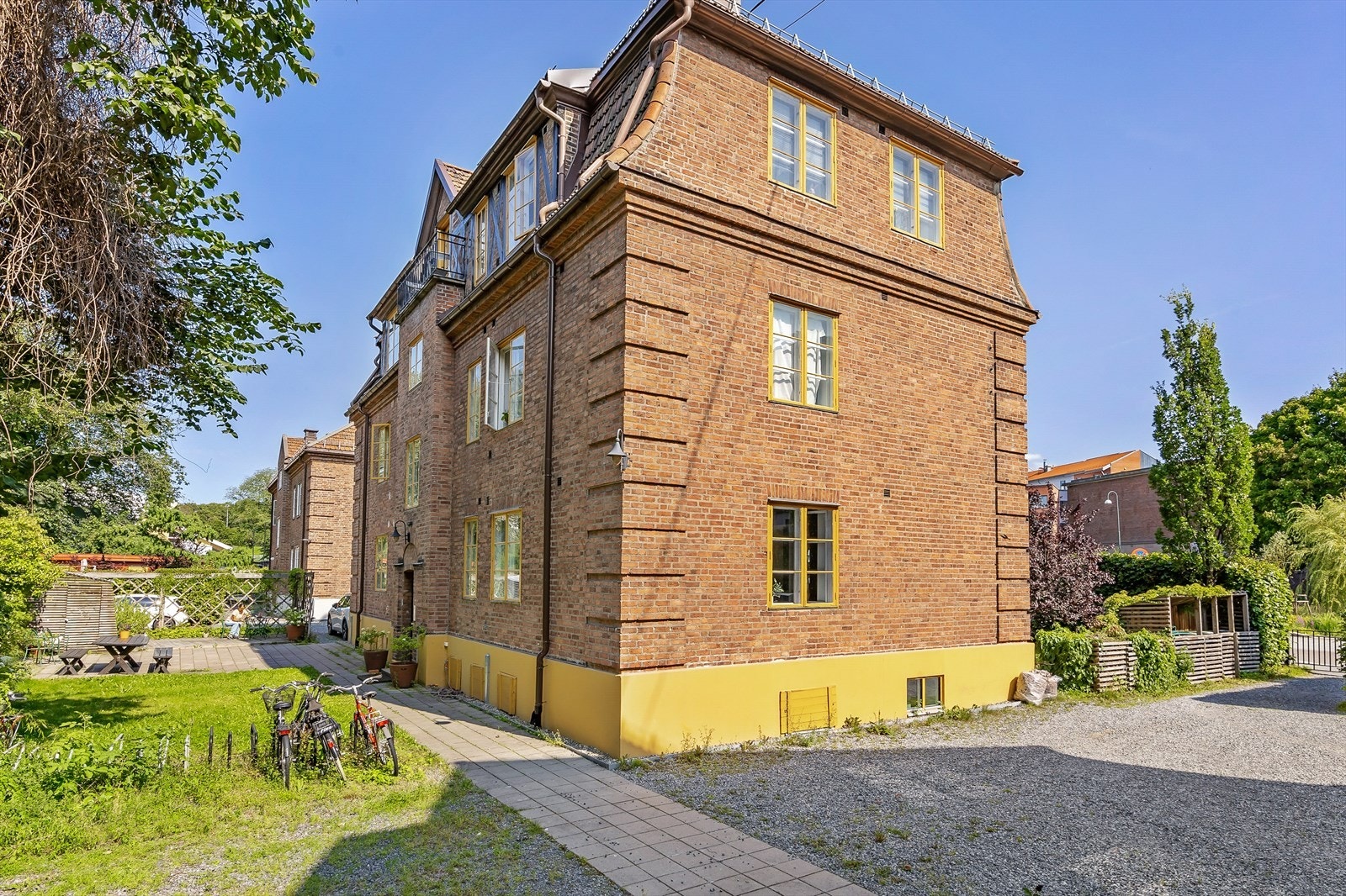 Skjermet og idyllisk bakgård. Galleribilde