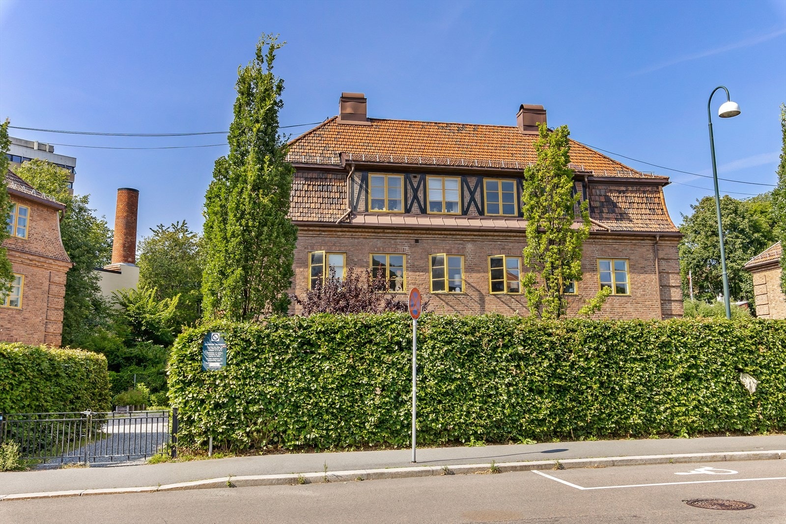 Dette er en sjarmerende og klassisk 3-roms endeleilighet med ettertraktet beliggenhet i Jordal Hageby. Galleribilde