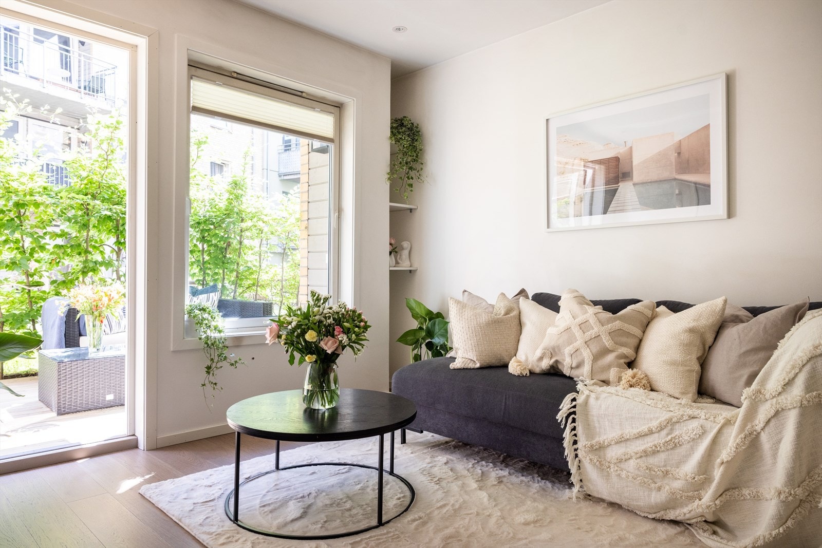 - Plass til sofaseksjon med tilhørende møblement, TV-benk og spisebord - Galleribilde