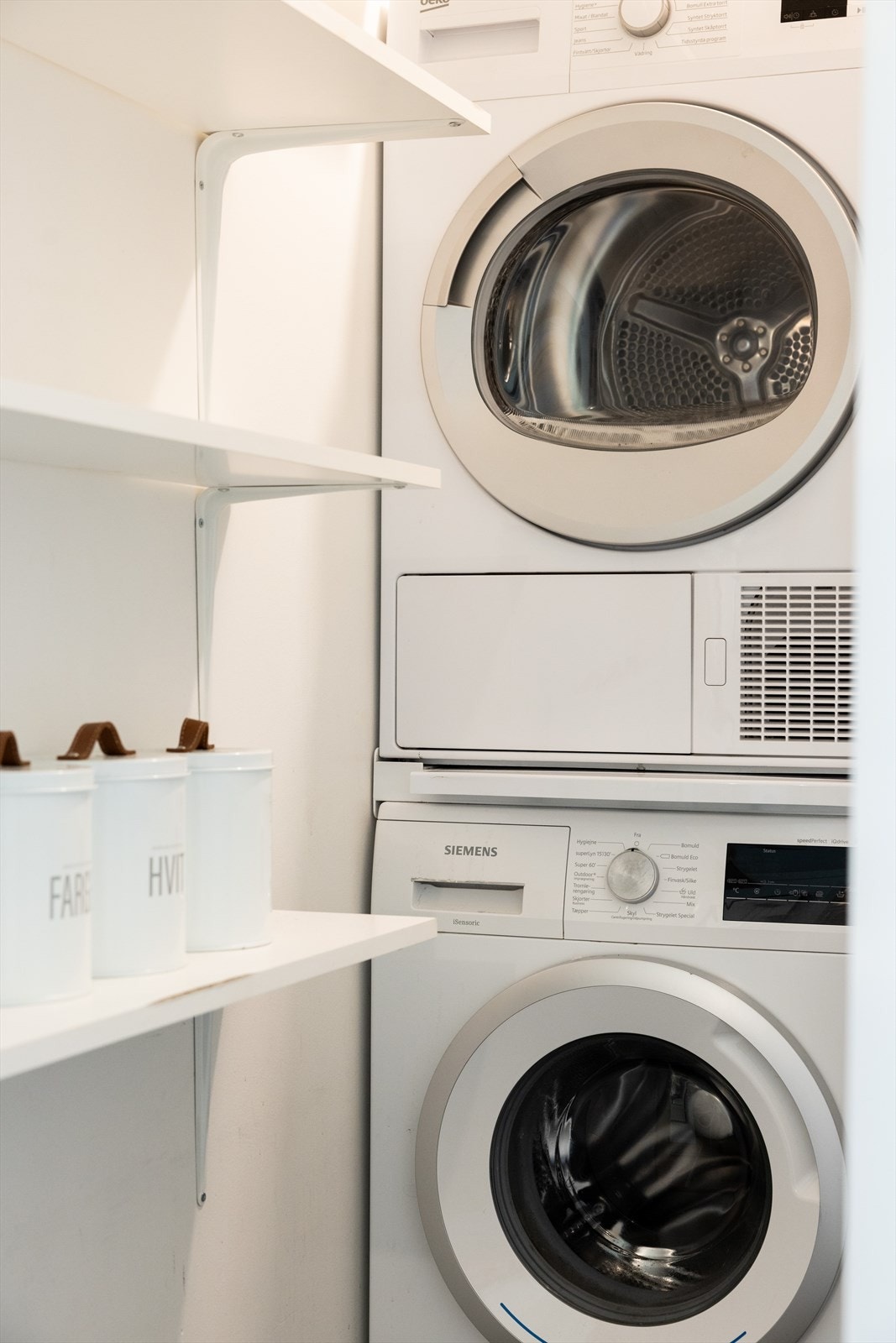 - Innredet med opplegg for vaskemaskin, tørketrommel og varmtvannsbereder - Galleribilde