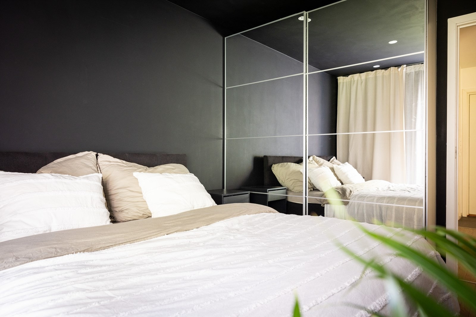 - Godt med oppbevaringsplass i skyvedørsgarderobe - Galleribilde