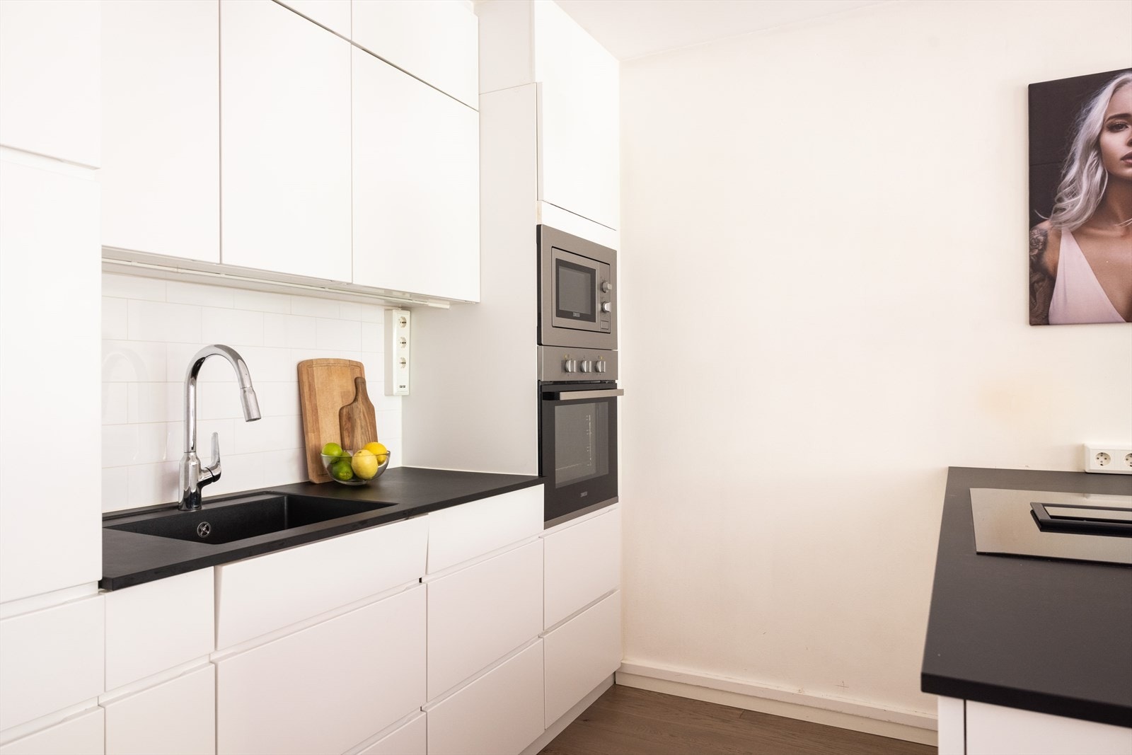 - Integrert oppvaskmaskin, micro, stekeovn, induksjonstopp og kjøl/fryseskap. Kjøkkenøy med integrert induksjonstopp og kullfilterventilator - Galleribilde