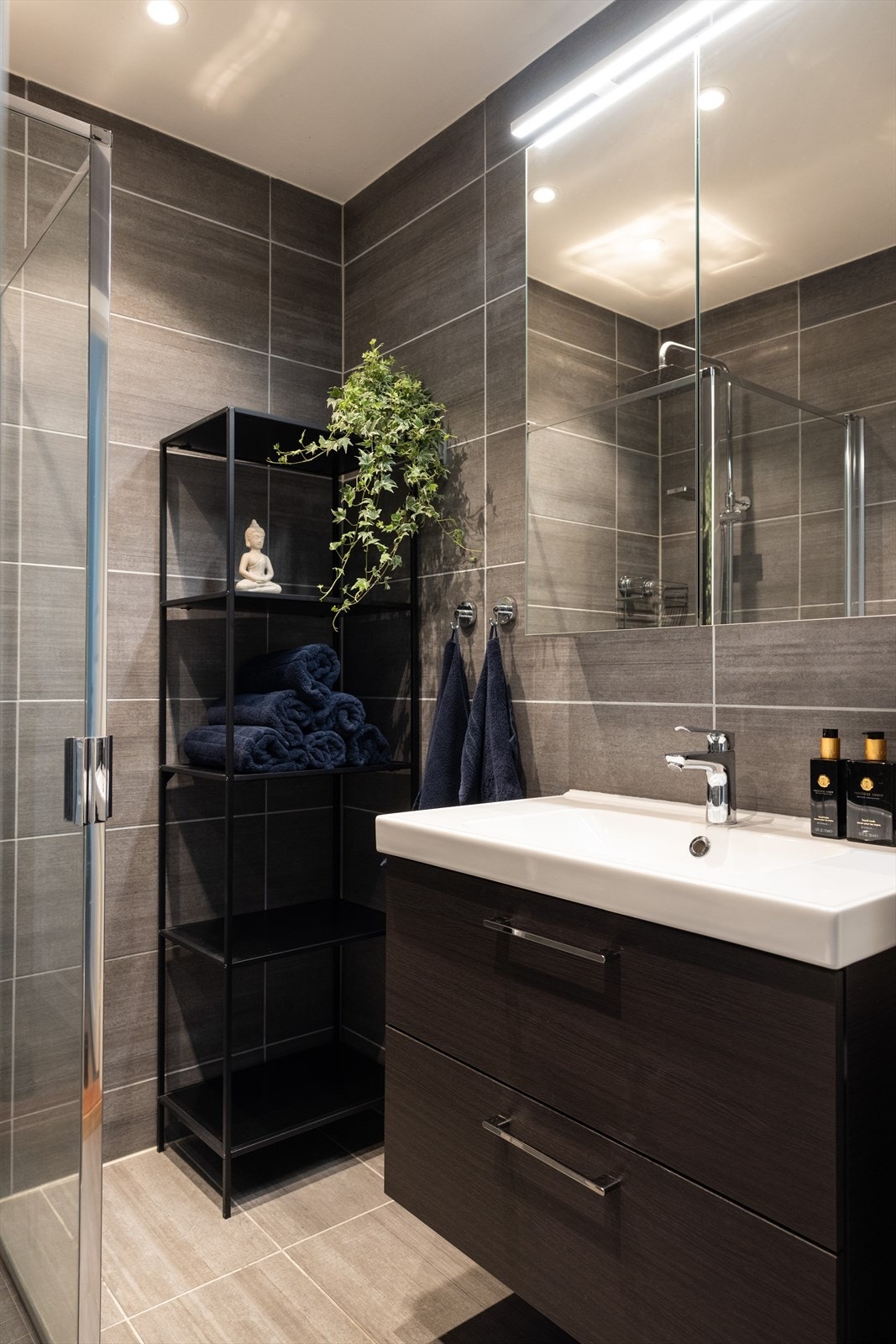 - Innredet med vegghengt klosett, servant med innredning, speilskap m/lys og dushjørne med svingbare glassdører. Opplegg for vaskemaskin. Mekanisk avtrekk - Galleribilde