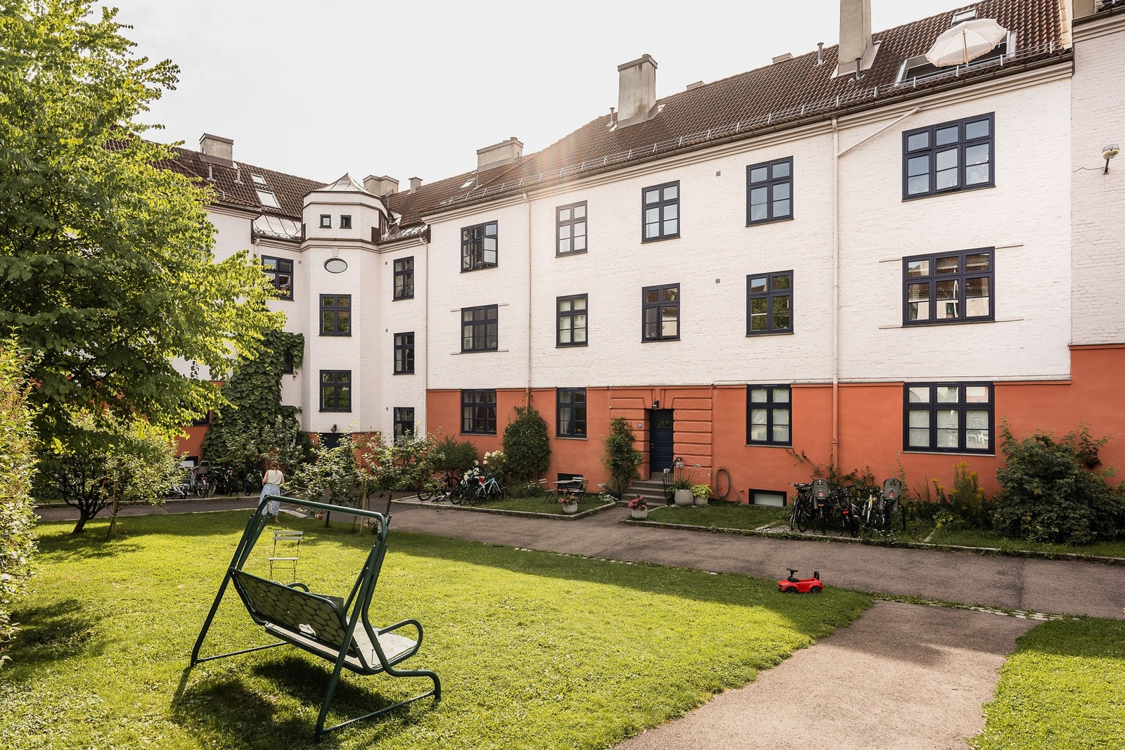 Idyllisk felles bakgård med god plass for solbading og utemåltider. Galleribilde