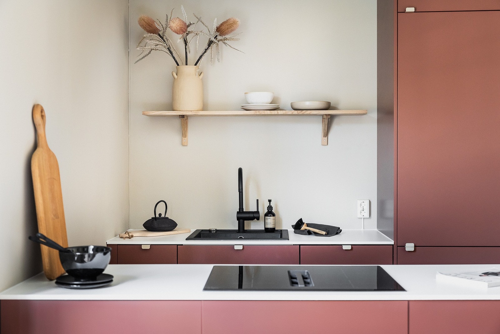 Topp moderne innredning med integrerte hvitevarer. Galleribilde