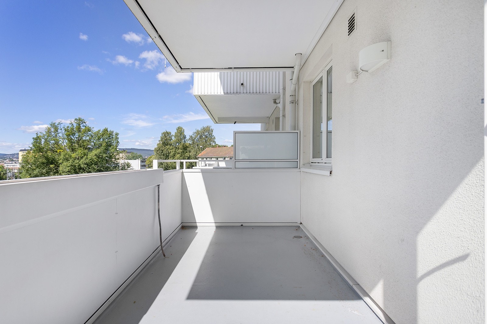 Fra stuen er det utgang til vestvend balkong med gode solforhold. Galleribilde