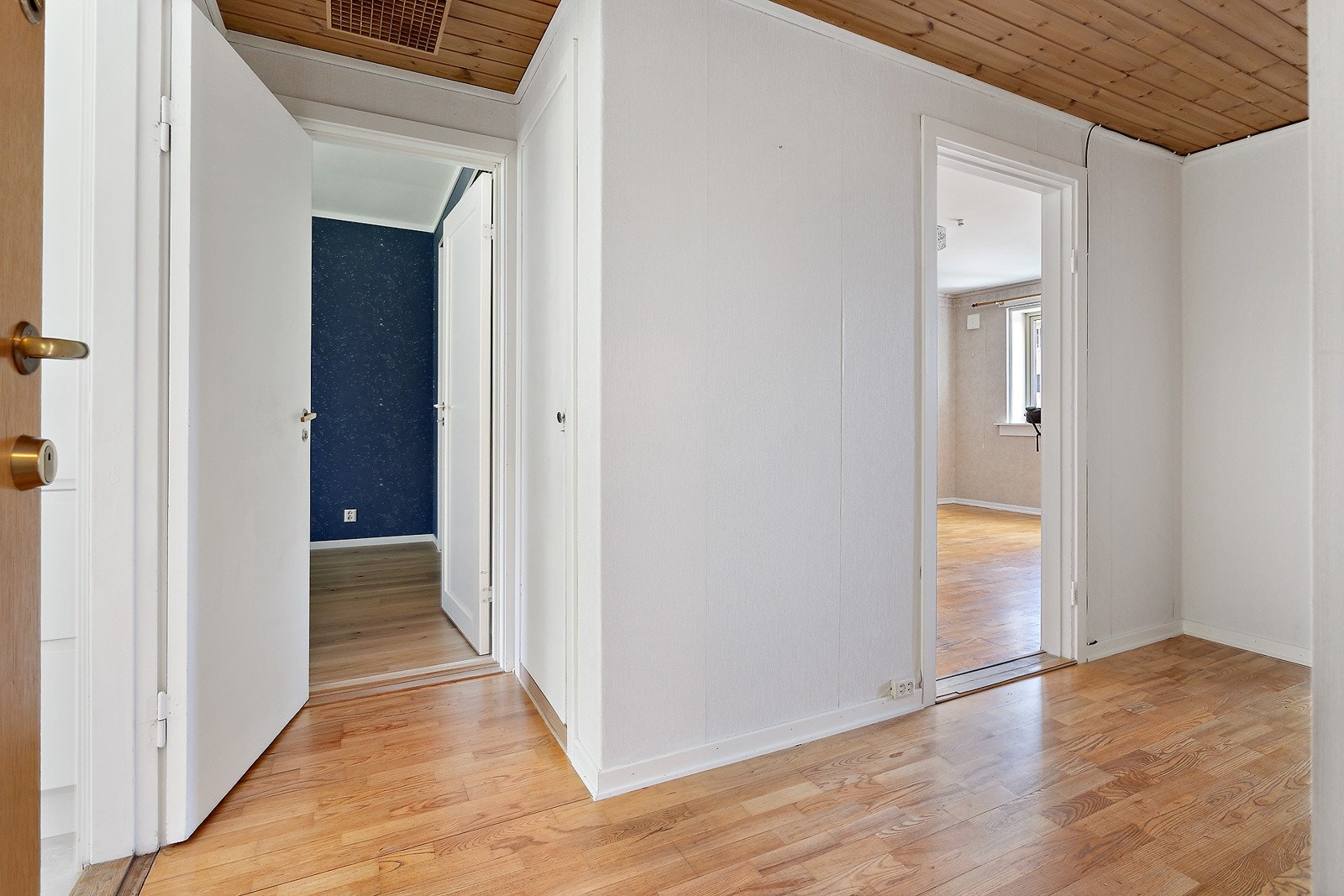 Entré - plass til å sette fra seg sko og henge fra yttertøy. Galleribilde