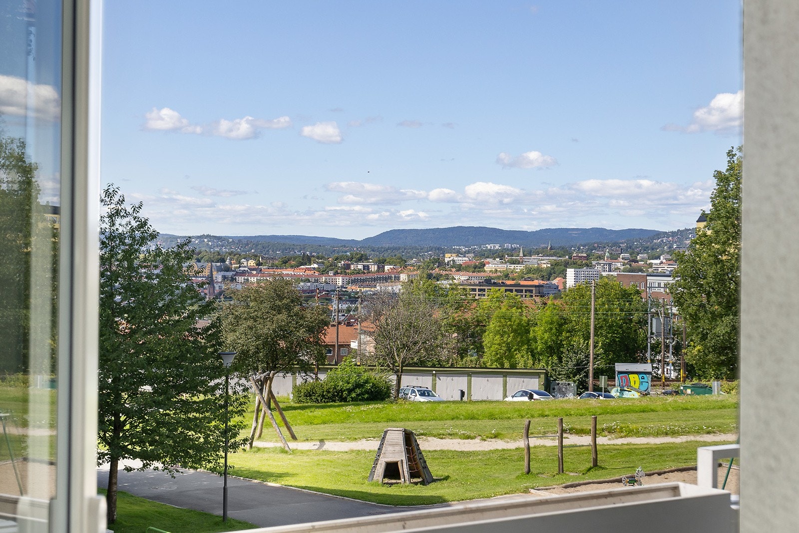 Hyggelig utsyn fra stuen. Galleribilde