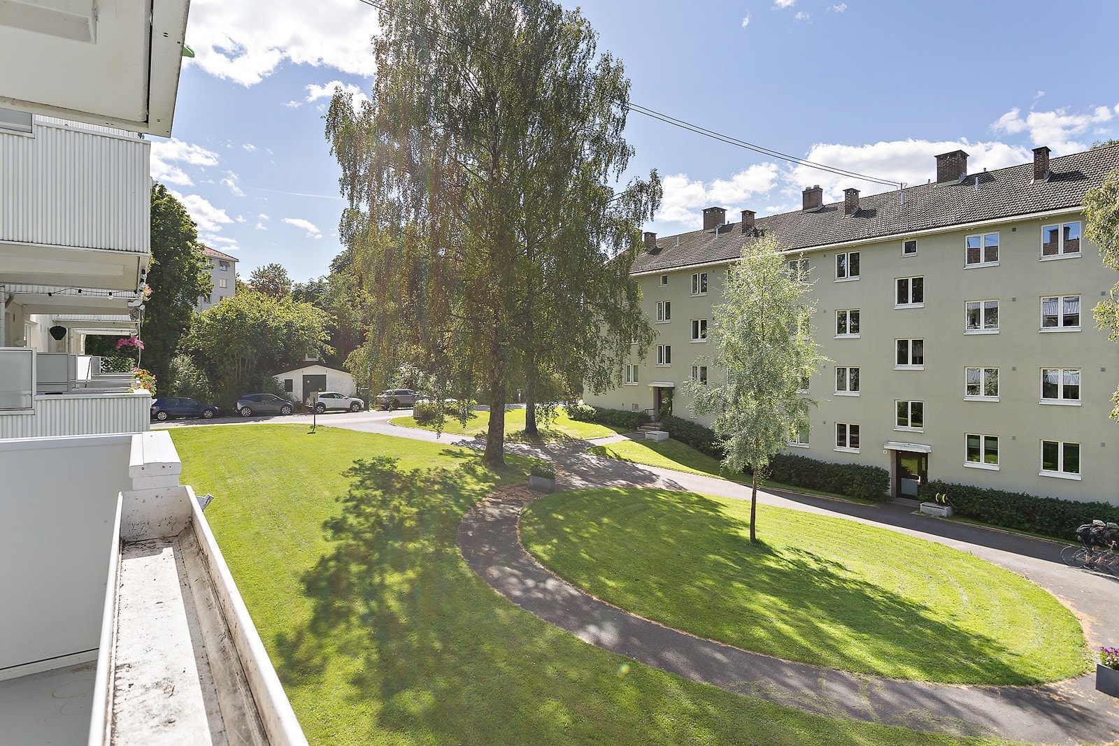 Flott utsyn fra balkongen mot pent opparbeidet gårdsområdet. Galleribilde