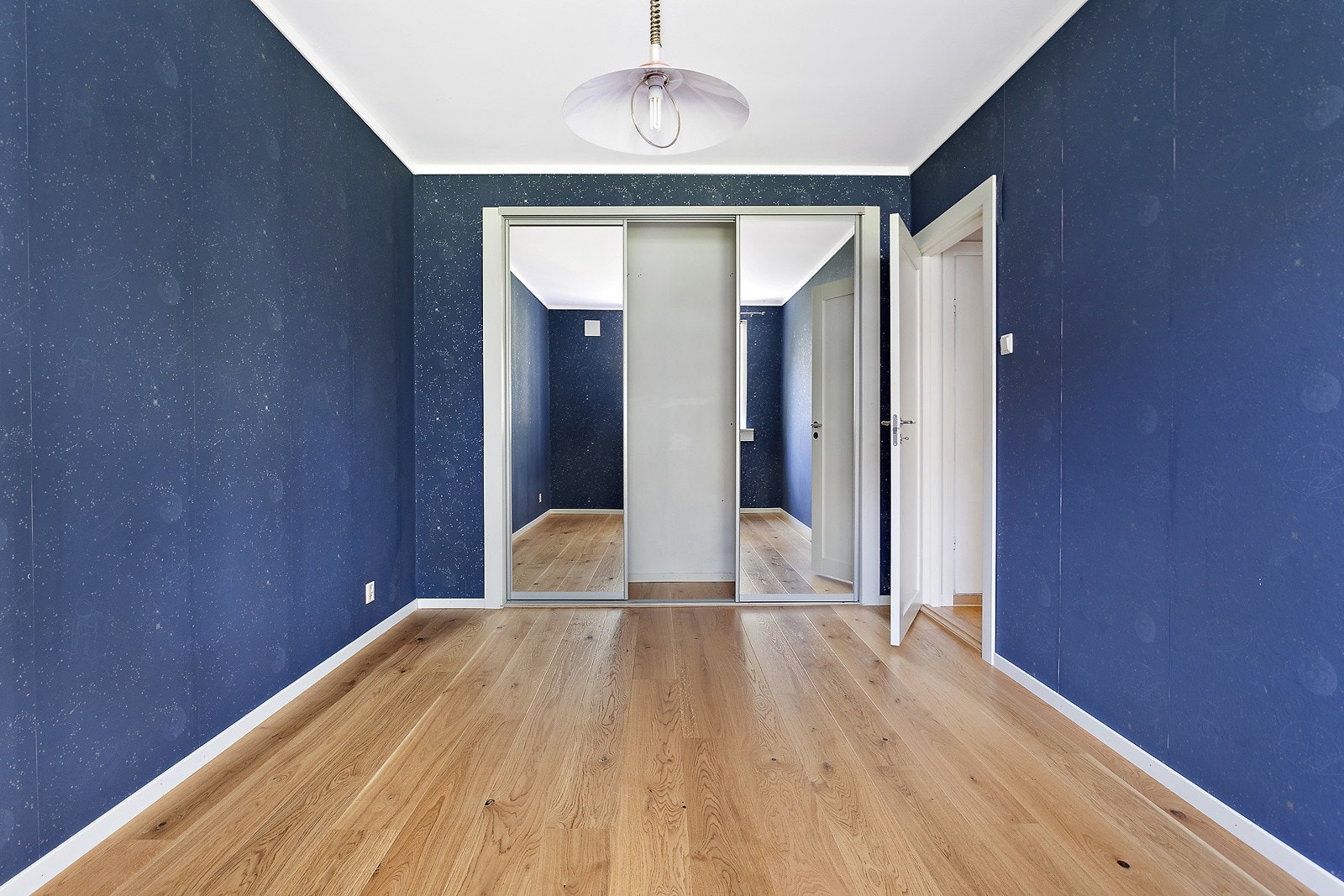 Det er skyvedører hvor man kan etablere en garderobeløsning på soverommet. Galleribilde