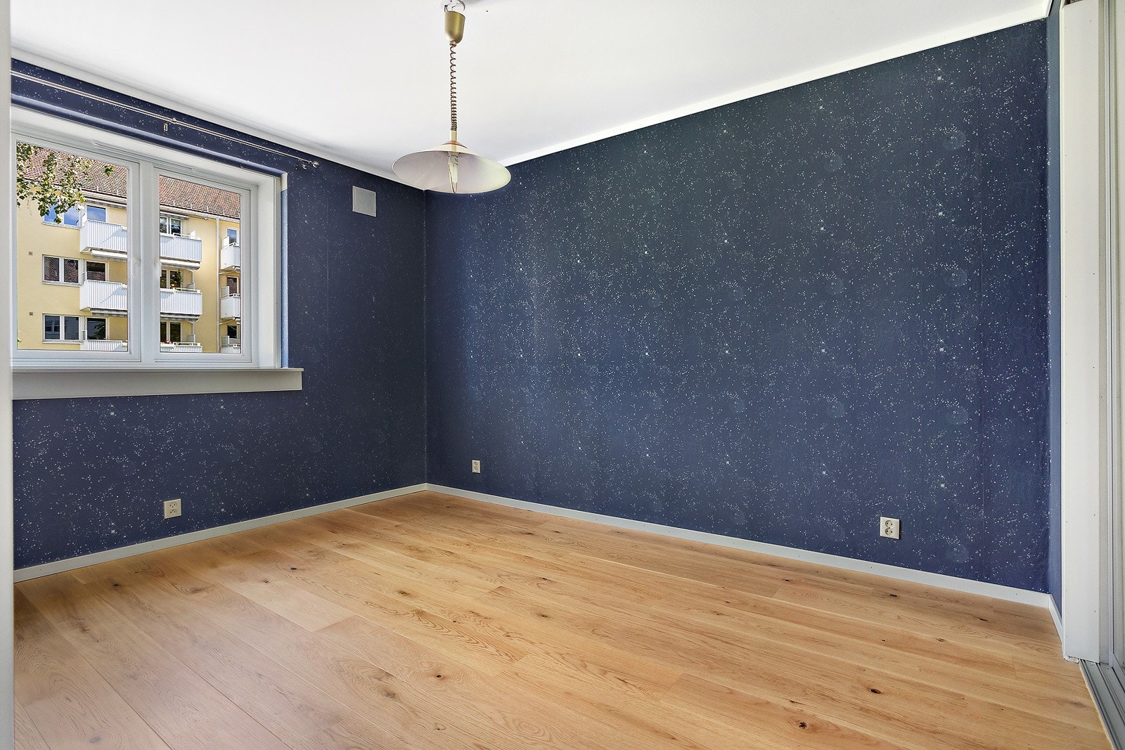 Leilighetens hovedsoverom, god plass til nattbord og dobbeltseng. Galleribilde