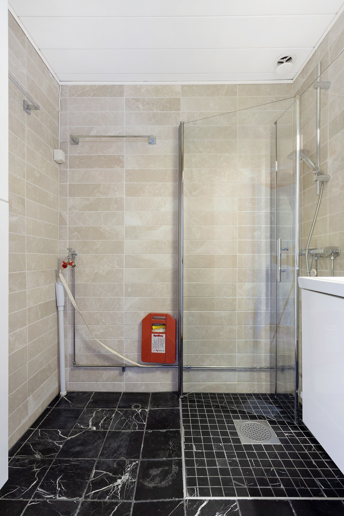 Varmekabler i gulv og opplegg for vaskemaskin. Galleribilde