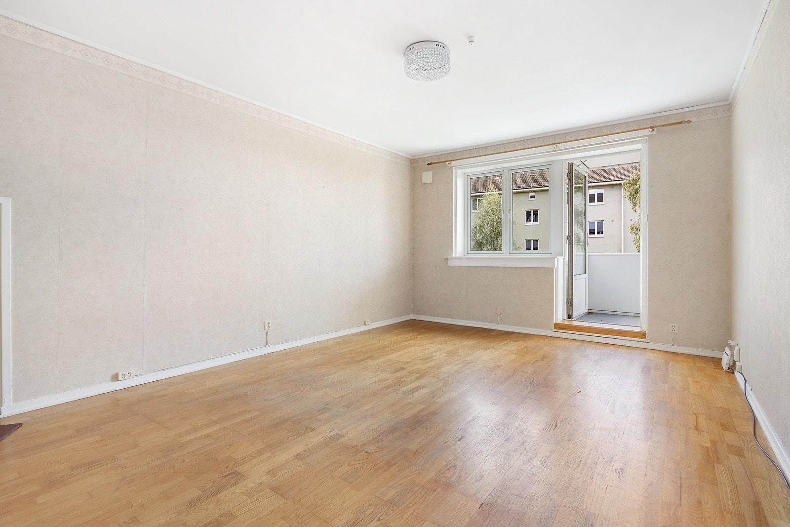 Romslig stue med god plass til bade sofagruppe og spisebord. Galleribilde