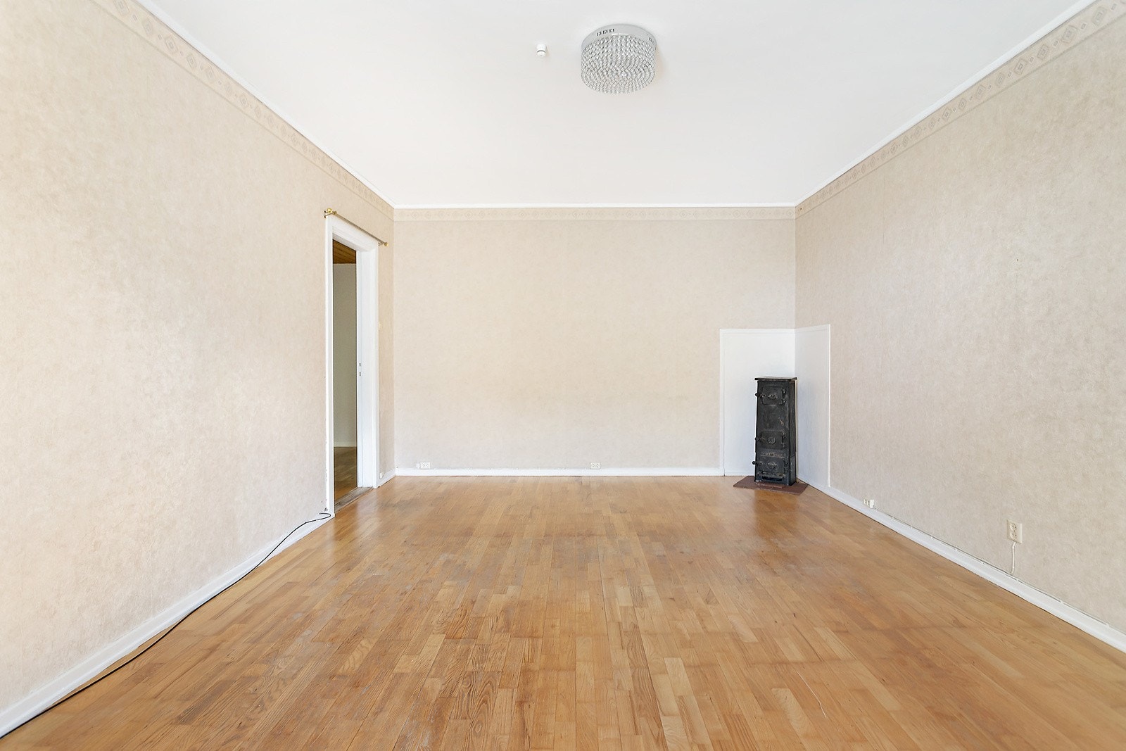 Eldre vedovn i stue. Galleribilde