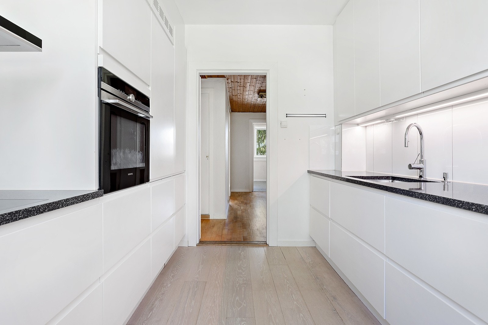 Godt med skap -og skuffeplass. Benkeplate i stein. Galleribilde