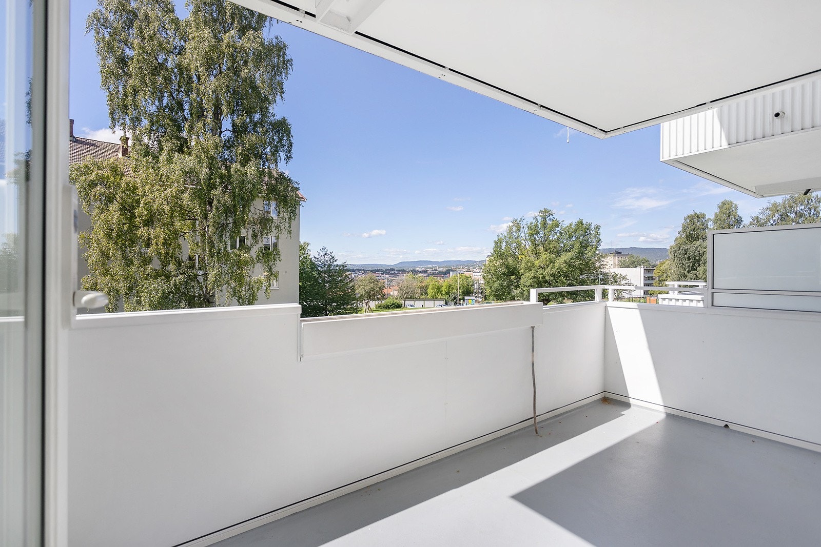 Balkongen er romslig og har god plass til utemøbler og beplantning. Galleribilde