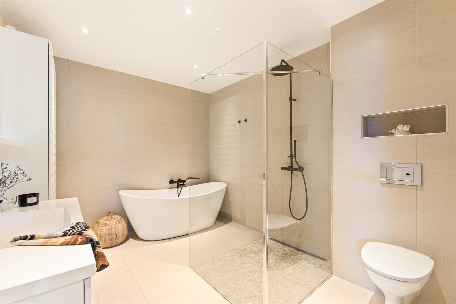 Badet er lekkert helfliset i lyse og delikate farger. Galleribilde