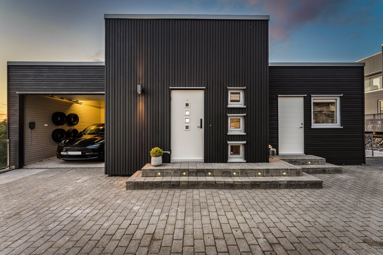 Flott, hellebelagt oppkjørsel. Galleribilde
