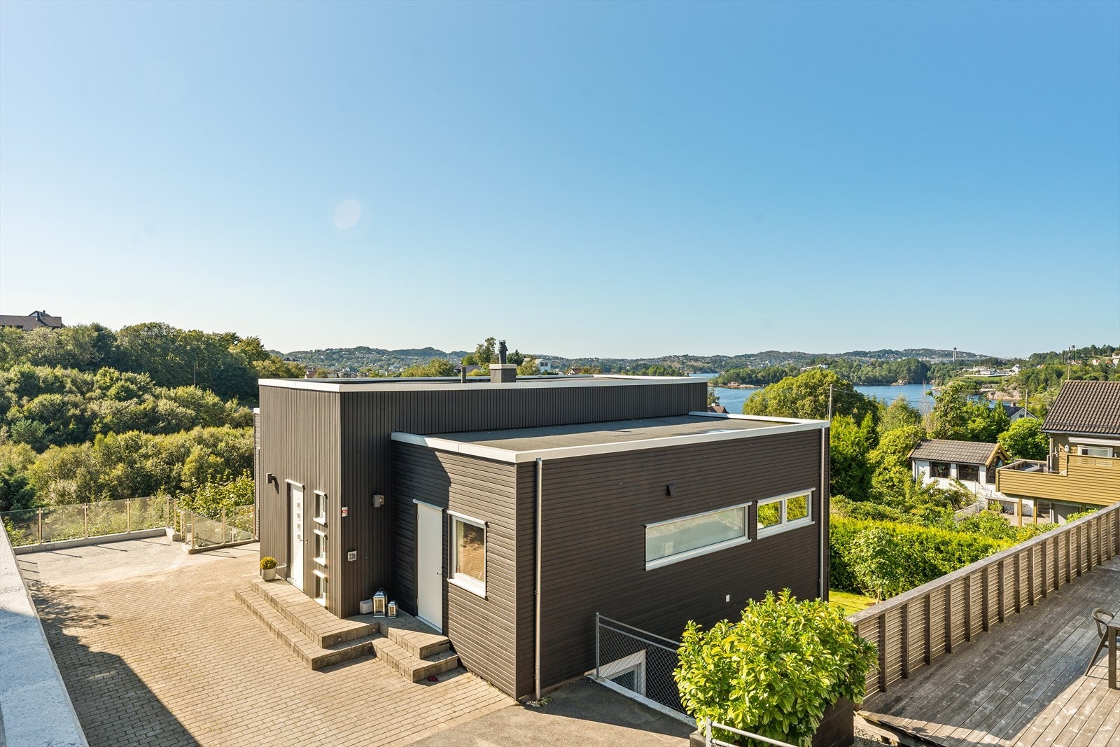 Godt med biloppstillingsplasser på egen tomt. Galleribilde