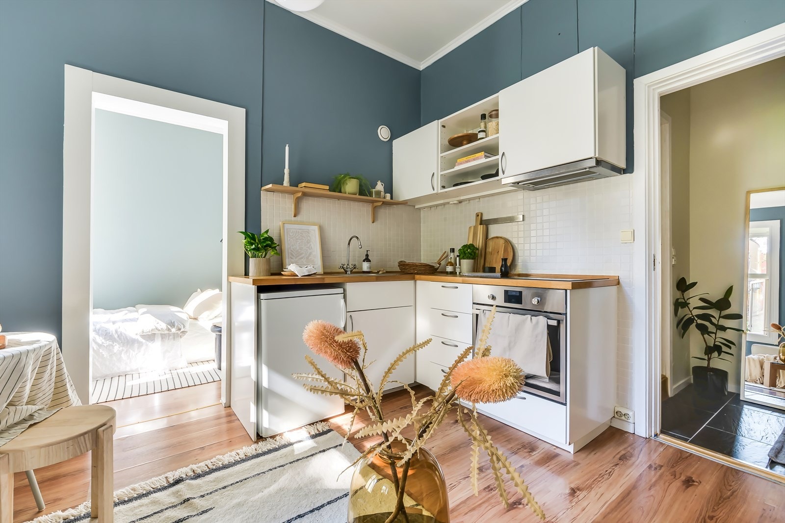Kjøkkenet er moderne og funksjonelt, med minimalistiske/stilrene fronter og en benkeplate i eikestaver som gir et varmt og naturlig preg. Galleribilde