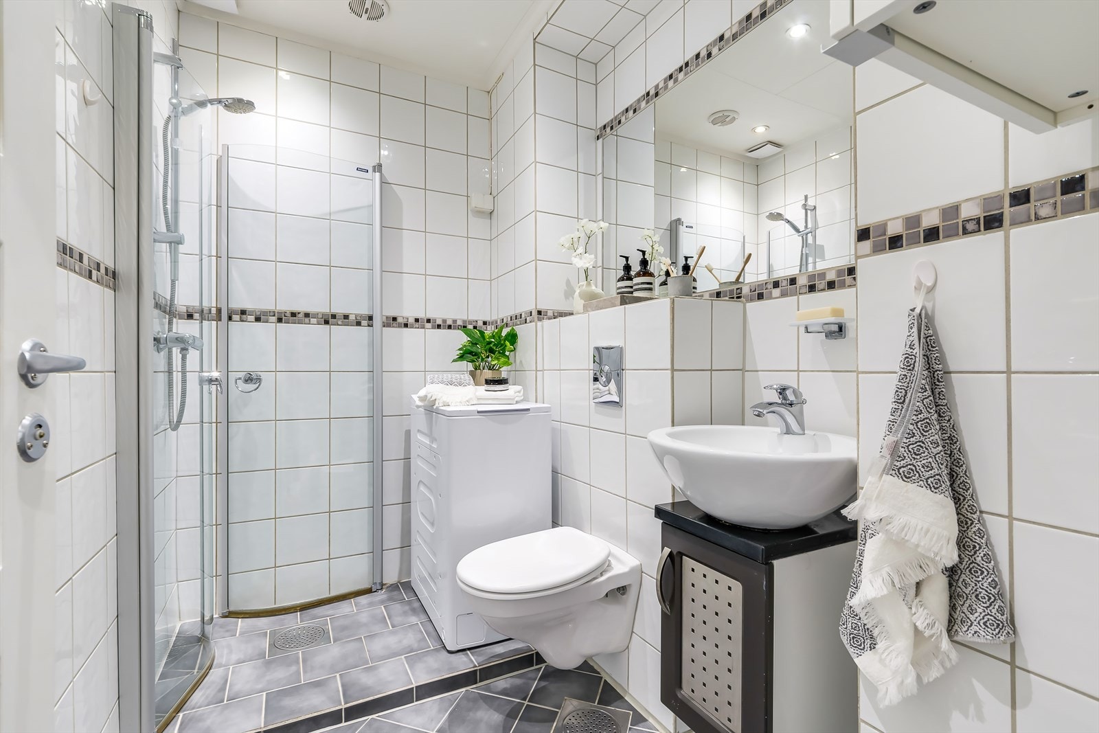 Pent flislagt bad med varmekabler som er praktisk utformet. Galleribilde