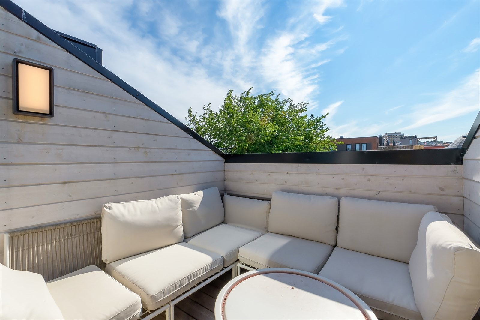 Beboerne har tilgang til en solrik, felles takterrasse på cirka 5 m², perfekt for å nyte fine dager utendørs. Galleribilde