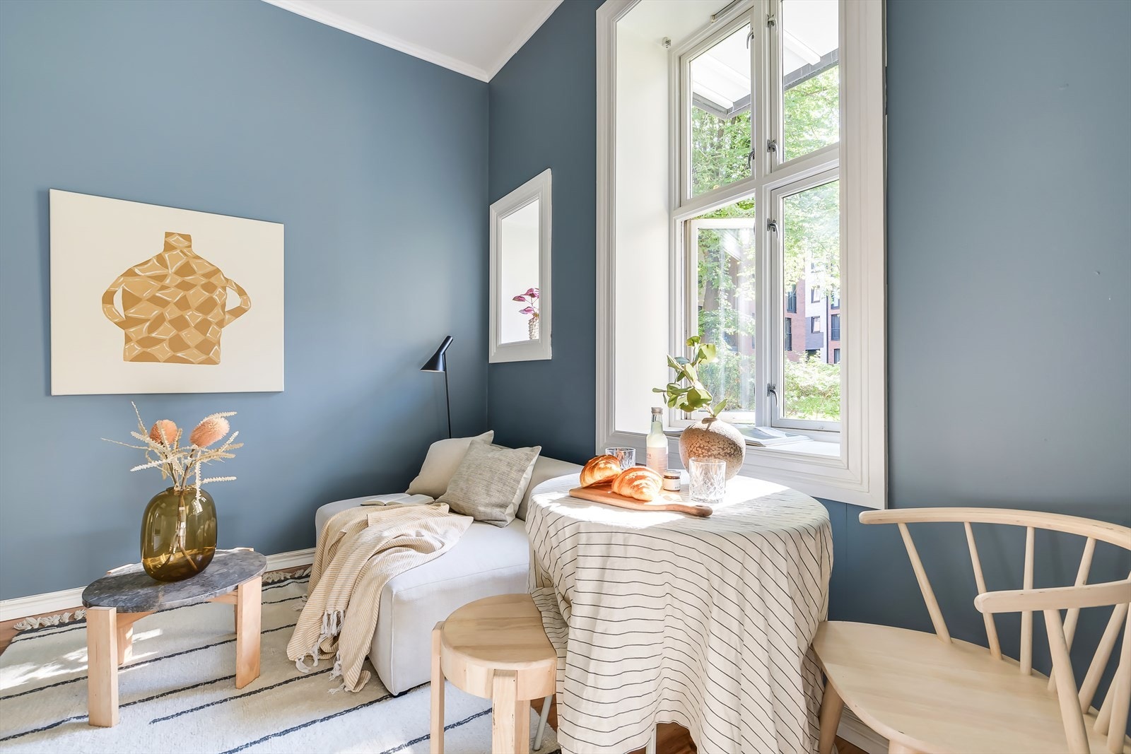 De store vindusflatene slipper inn rikelig med naturlig lys, og sammen med den gode takhøyden skaper de en behagelig og luftig følelse i hele leiligheten. Leilighetens vinduer vender mot den lukkede og rolige bakgården. Galleribilde