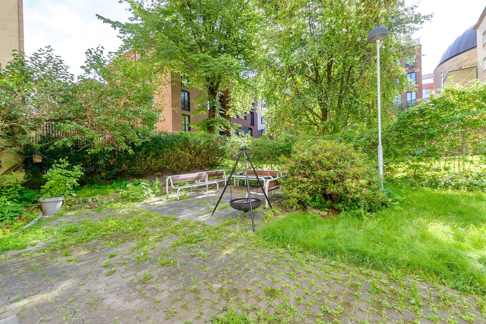 Leiligheten har en fin intern beliggenhet som vender mot denne frodige og flotte bakgården hvor beboere også har tilgang til sykkelparkering. Galleribilde