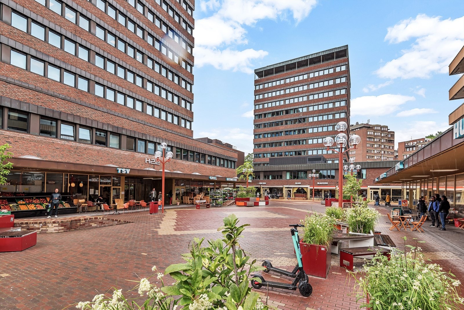 På Tøyen Torg, en kort spasertur unna, finner du bl.a. spisesteder og forretninger, matvarebutikker, apotek, postkontor og bank. Galleribilde
