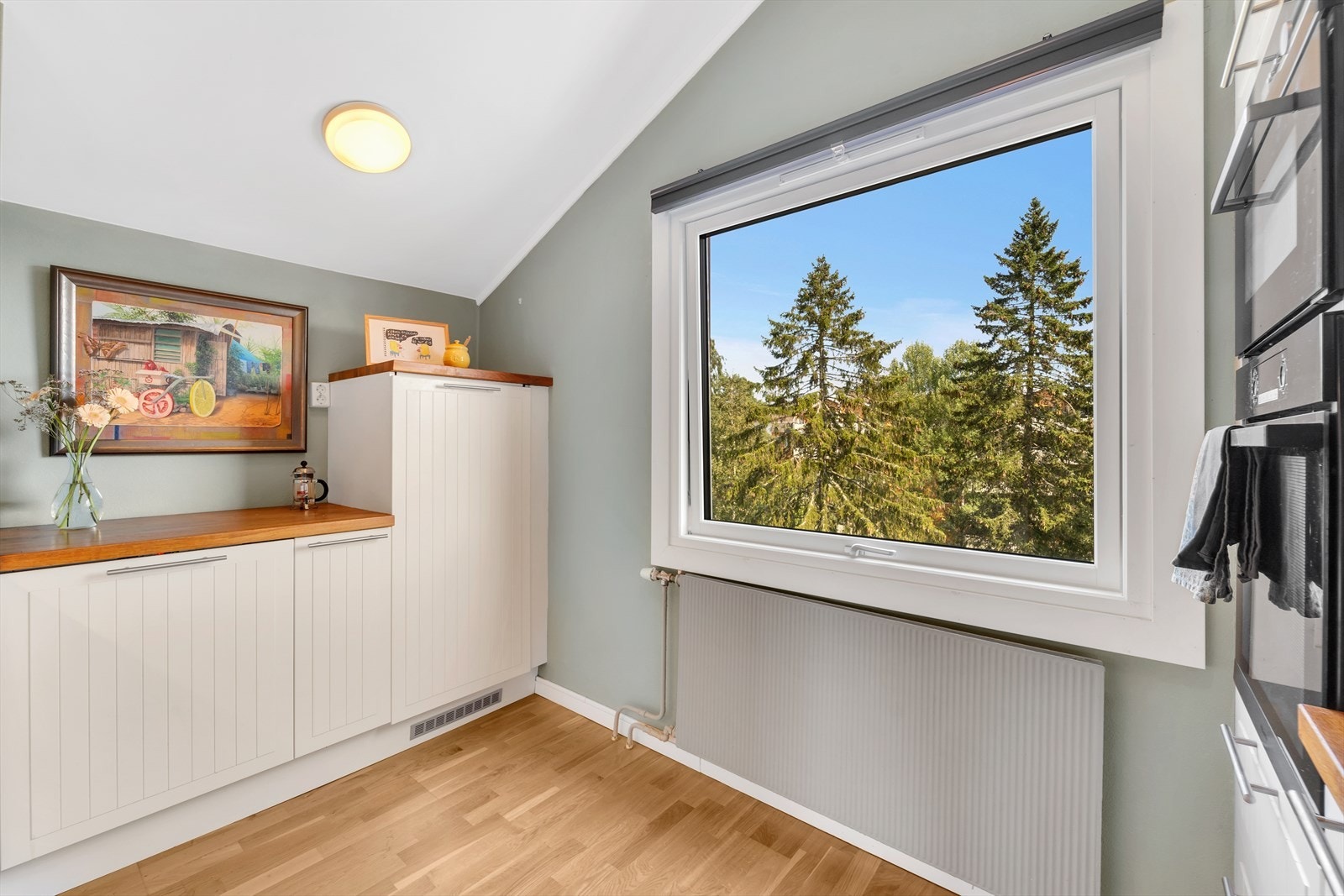 Muligheter for plass til frokostbord ved kjøkkenvinduet hvor morgensolen kommer inn. Galleribilde