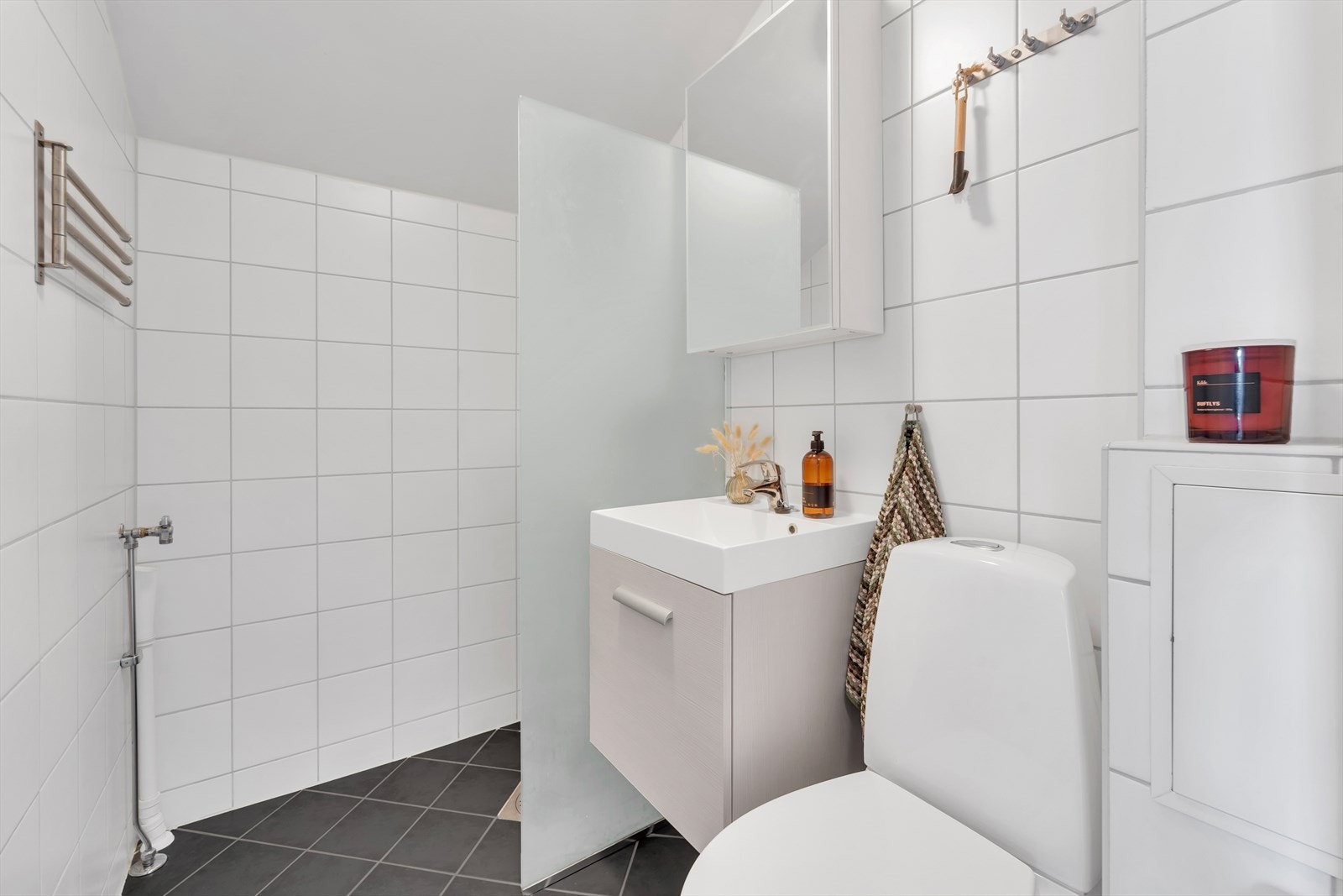 Pent flislagt baderom som ble rehabilitert i regi av borettslaget i 2008 med nye overflater, membranløsninger, sluk, røropplegg og sanitærutstyr. Det er også opplegg for vaskemaskin og varmekabler i gulv. Galleribilde