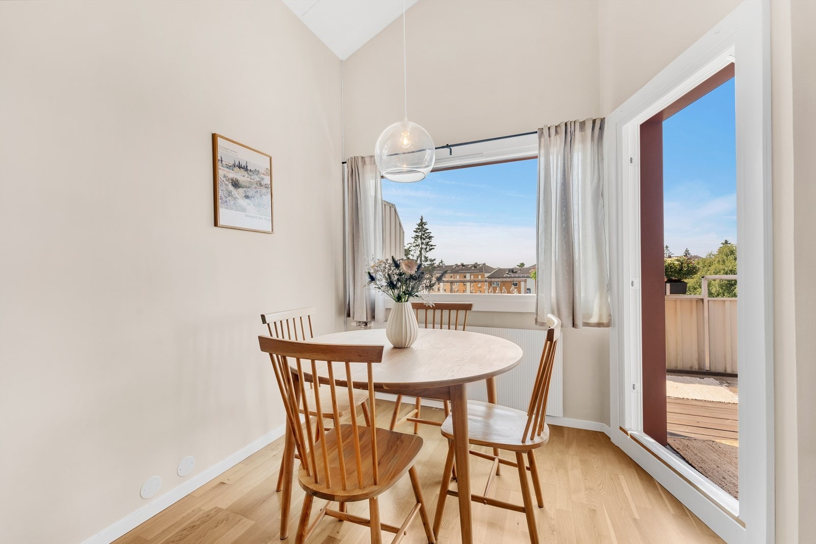Romslig stue med parkett på gulv, malte vegger og malt tak. Her er det god plass for både sofagruppe og spisegruppe. Galleribilde