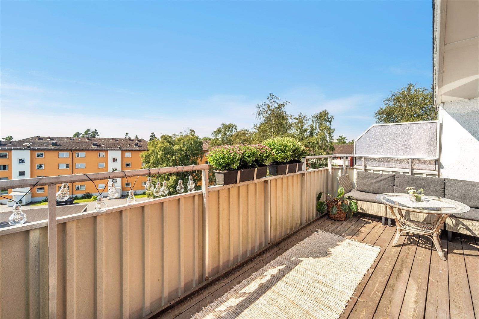 Fra stuen er det utgang til en hyggelig og stor vestvendt balkong på 10 kvm med tremmegulv og hyggelig utsyn over borettslaget fellesarealer og meget gode solforhold. Galleribilde