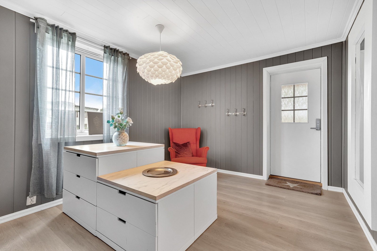 Innbydende entré med svært god plass til ytterklær og sko. Galleribilde