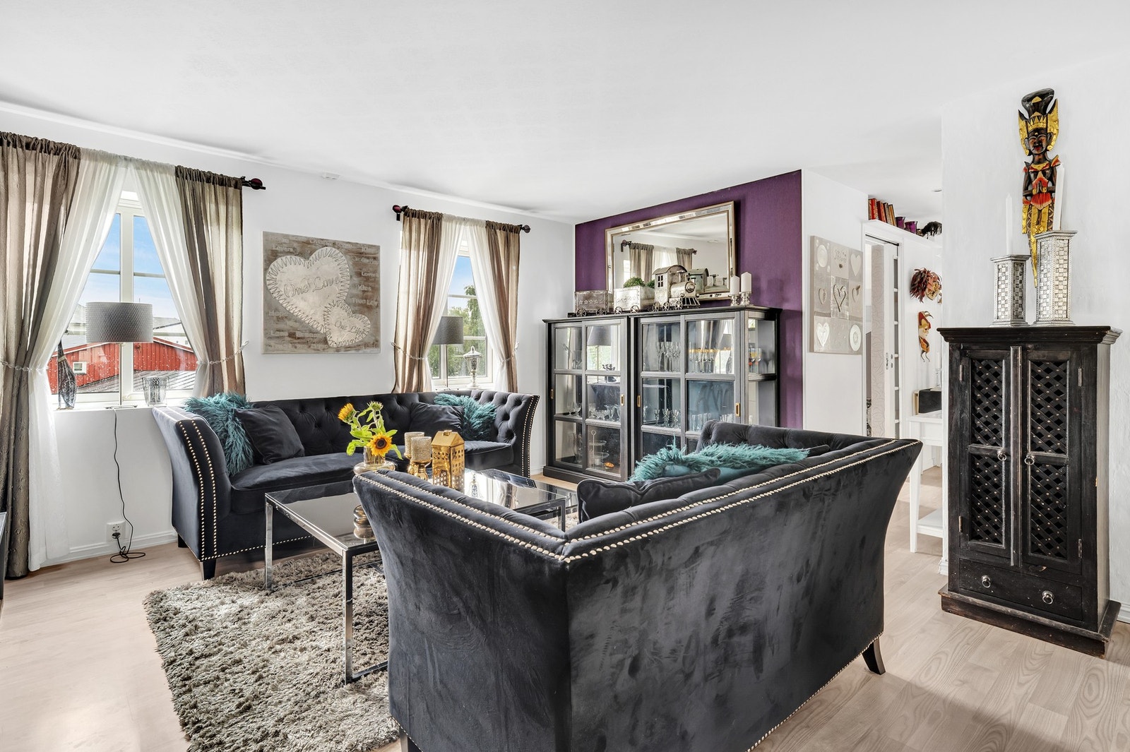 Lys og flott stue med god plass til flere sittegrupper. Galleribilde