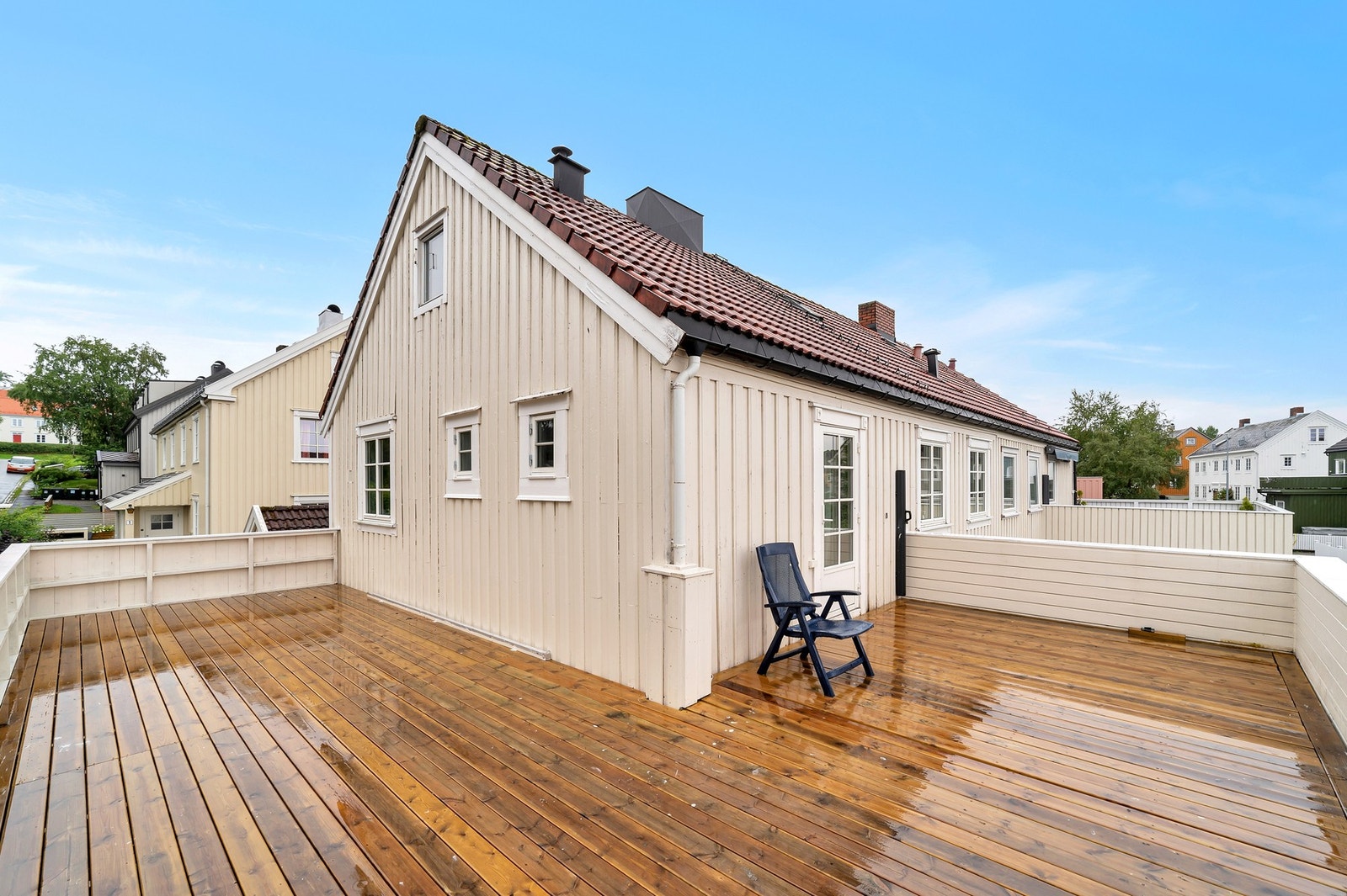 Her får du en innholdsrik halvpart med takterrasse, solrik tomt og garasje. Galleribilde