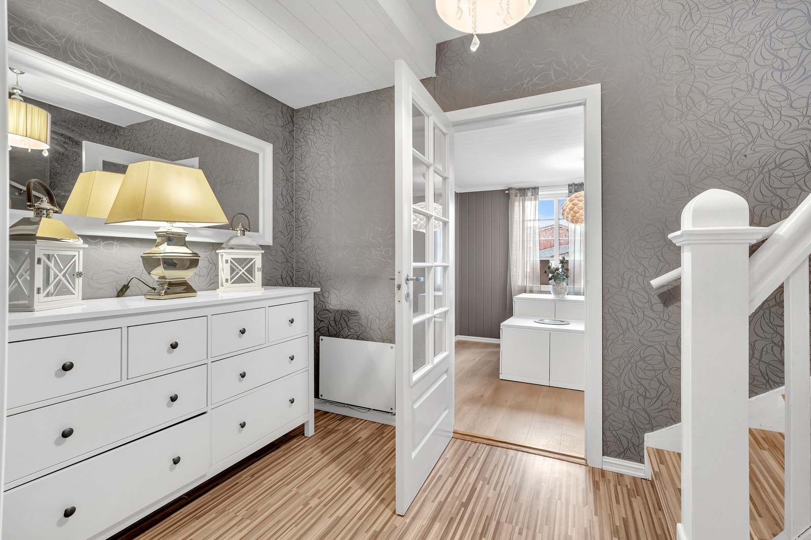 Nede i 1.etasje er det 1 bad, 1 bod samt 3 romslige soverom. Galleribilde