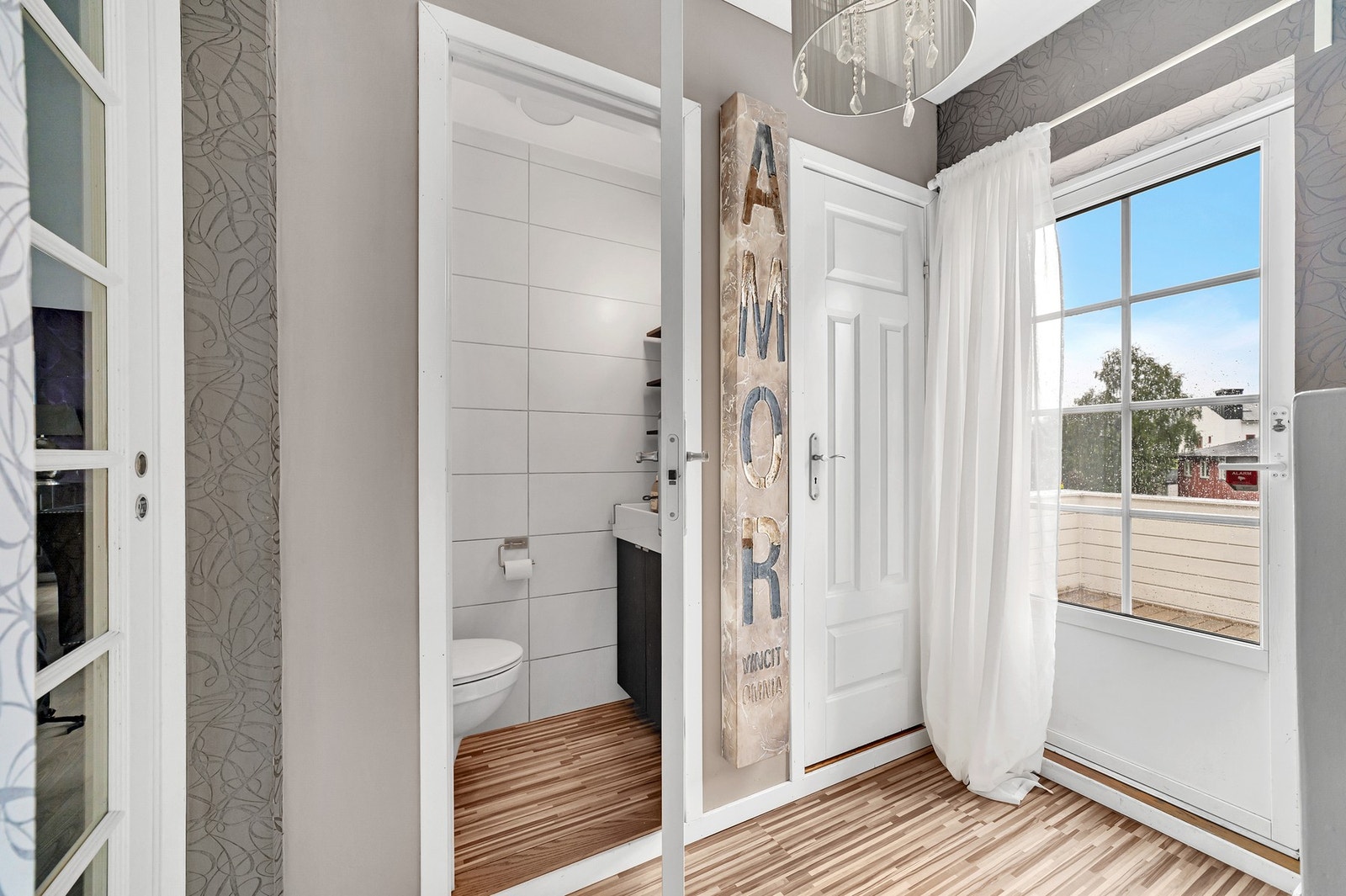 Praktisk med eget toalettrom oppe i 2.etasje. Galleribilde