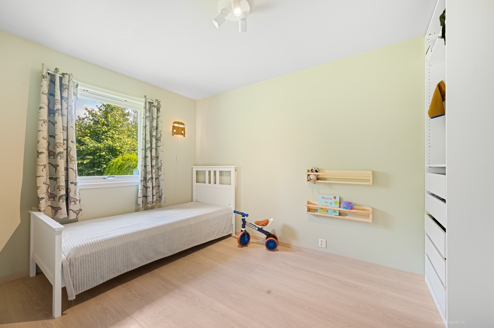 Soverom 3 med åpent garderobeskap Galleribilde