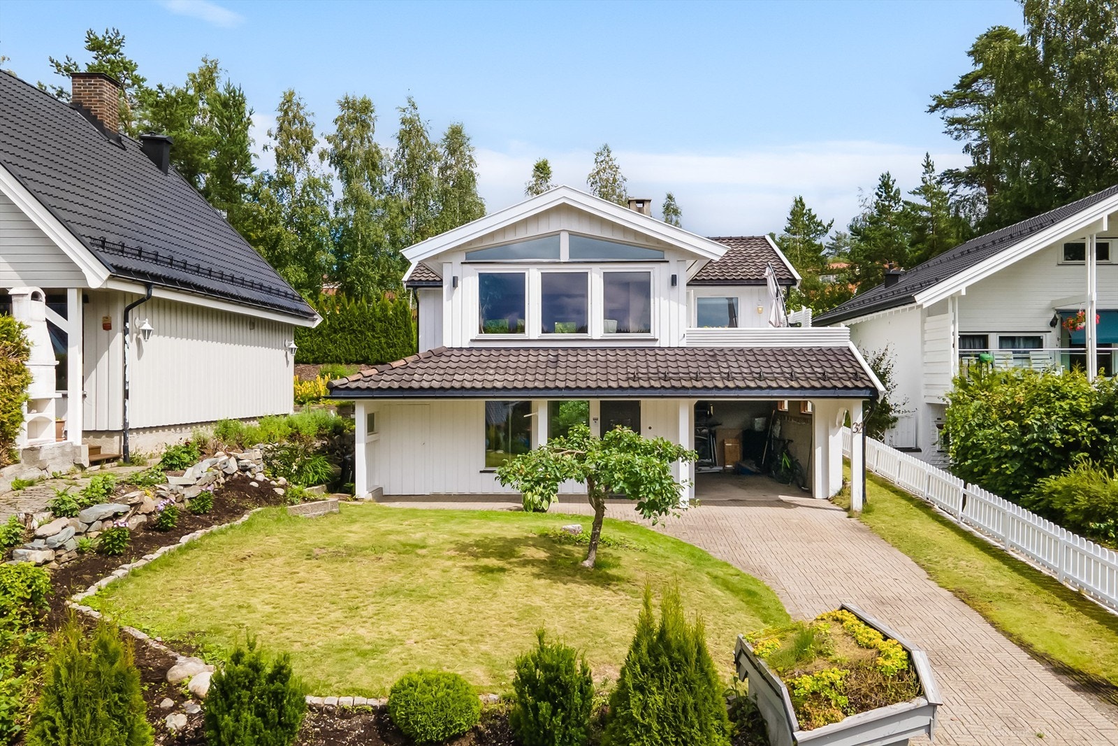 Eiendommen grenser til kommunalt friareal og er beliggende i enden av boligfeltet Galleribilde