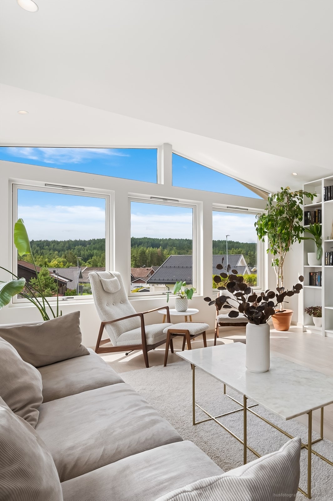 Montert downlights, skiftet himling samt vegger og gjort rommet listefritt i nyere tid Galleribilde