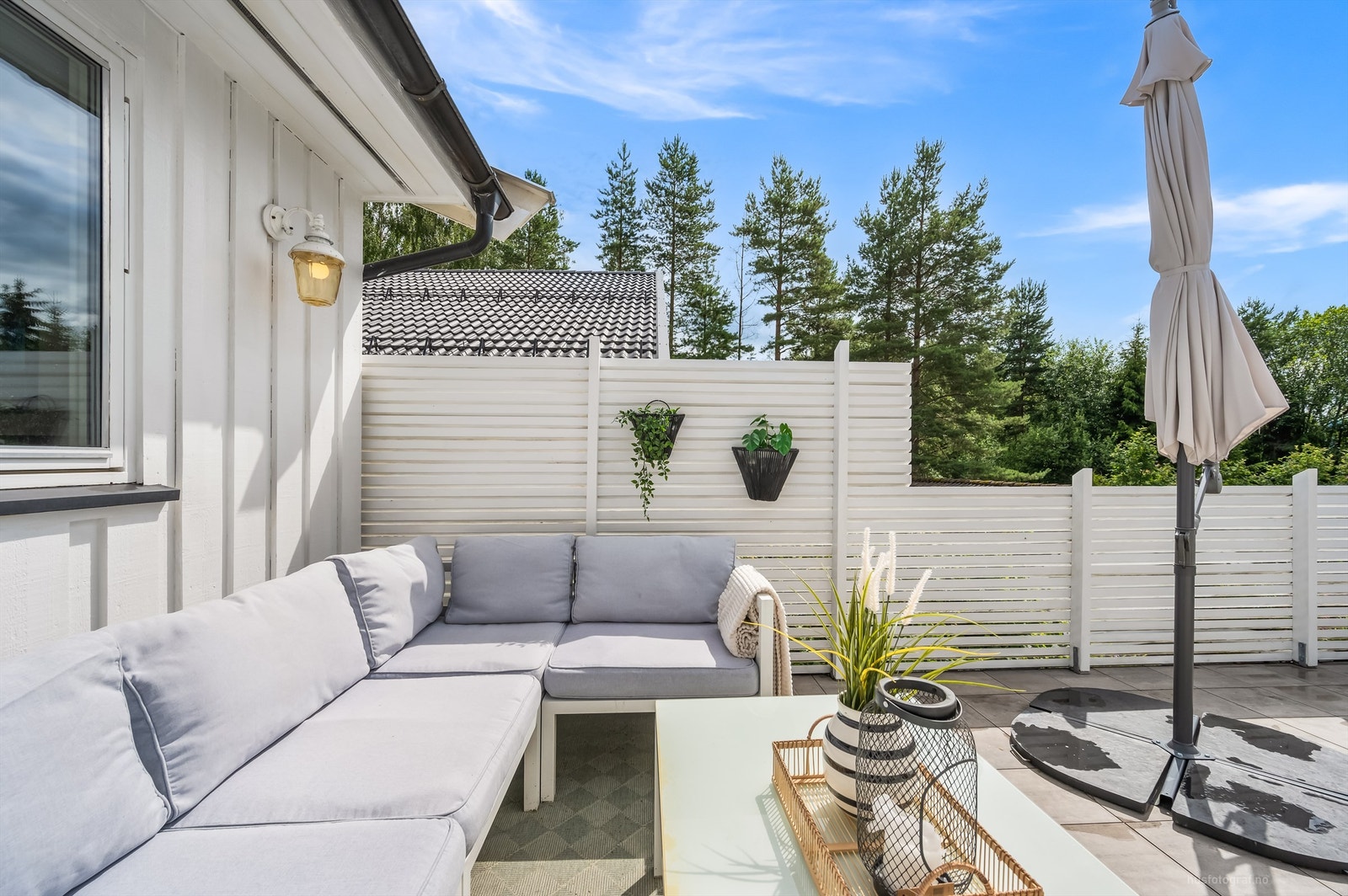 Sydvestvendt takterrasse på 19 kvm med utvendig belysning, flislagt dekke og levegger Galleribilde