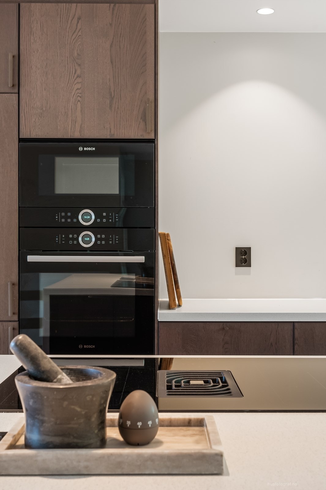 Kjøkkenet har helintegrerte hvitevarer Galleribilde