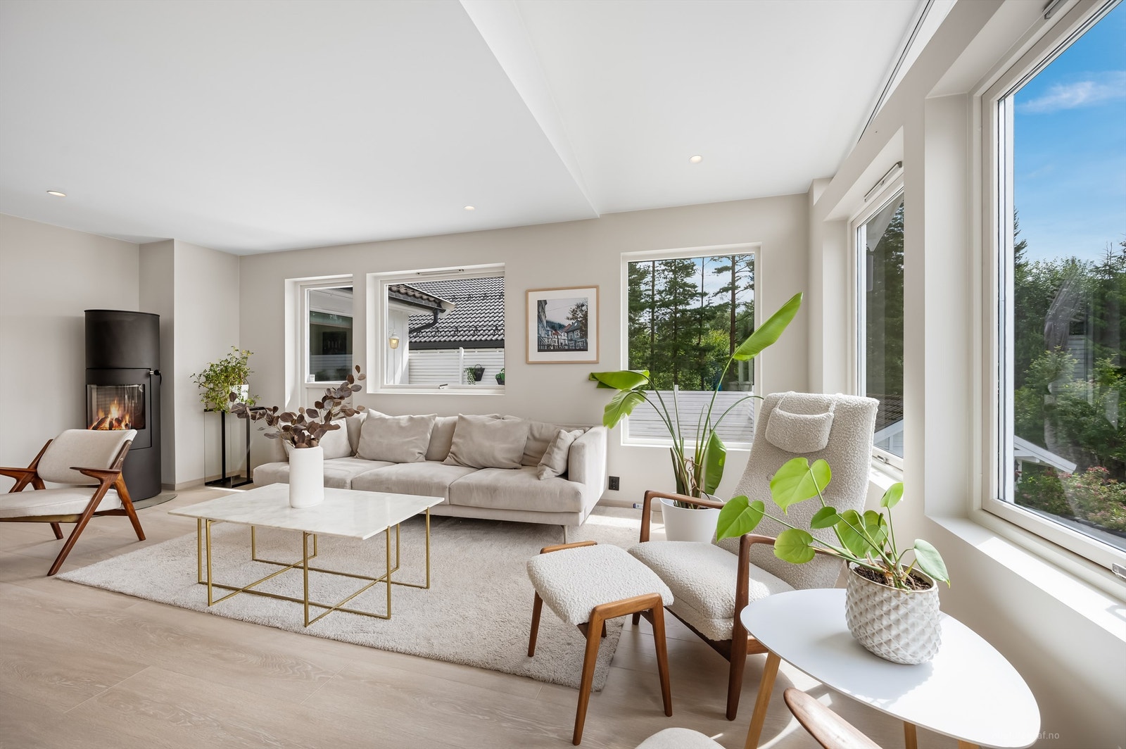 Deler av rommet har skråtak/åpent til møne Galleribilde