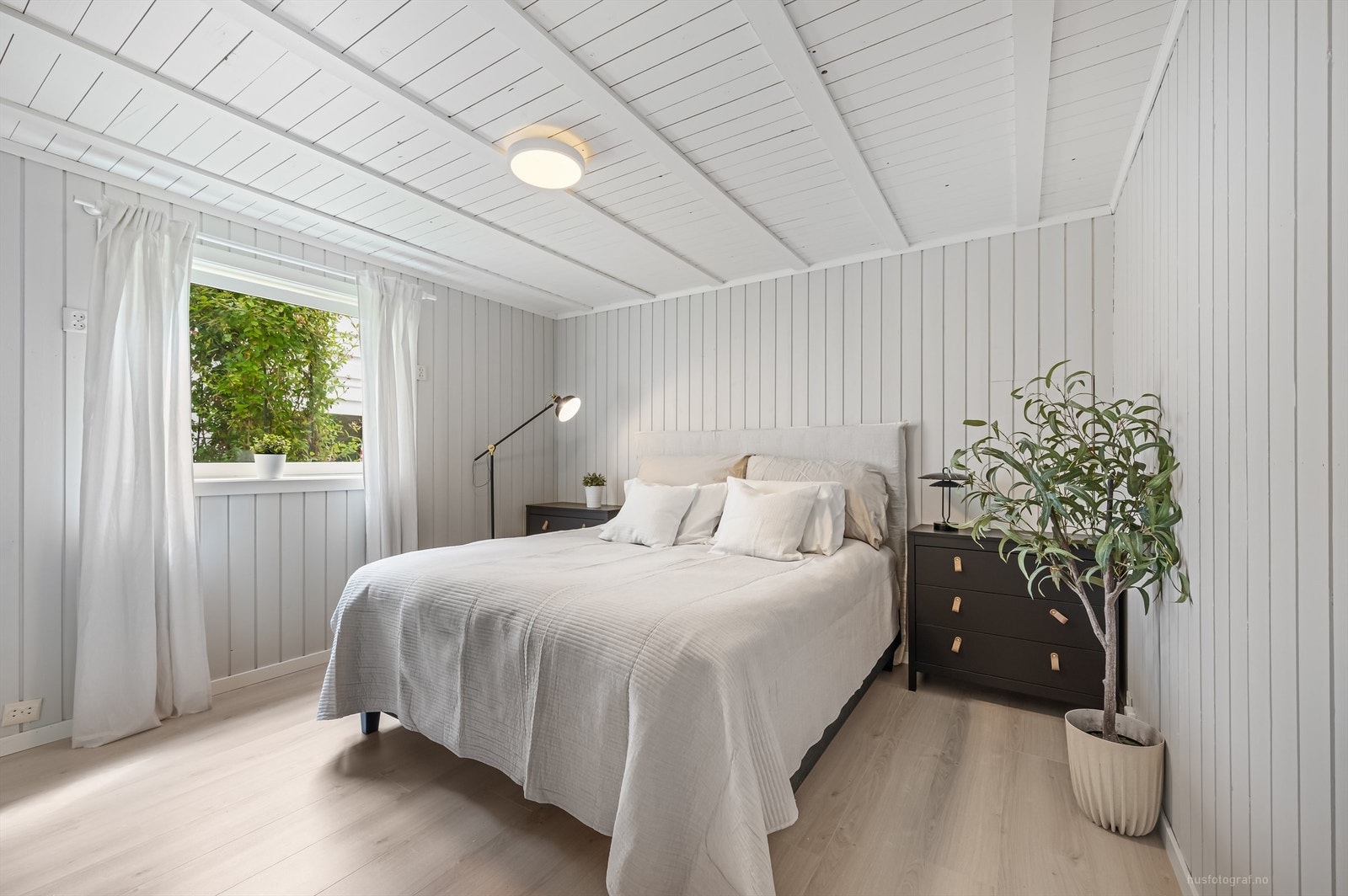 Soverom 2 med laminat på gulv, malt panel på vegger og malt panel i himling Galleribilde